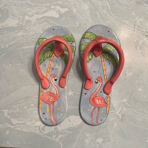 Flip flop flamingo wall hangings.
